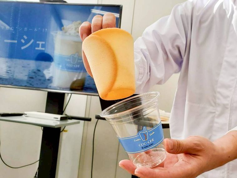 ヨックモッククーシェに使わているラングドシャを責任者が見せてくれている様子