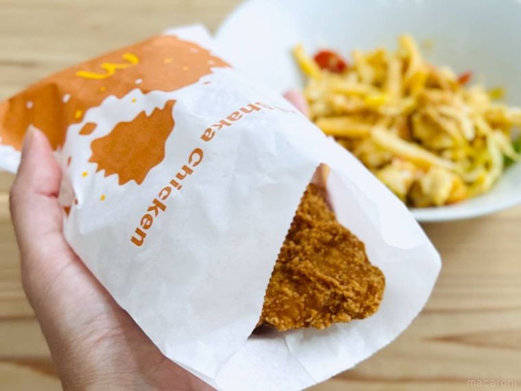 マクドナルドのシャカチキを手で持っている様子