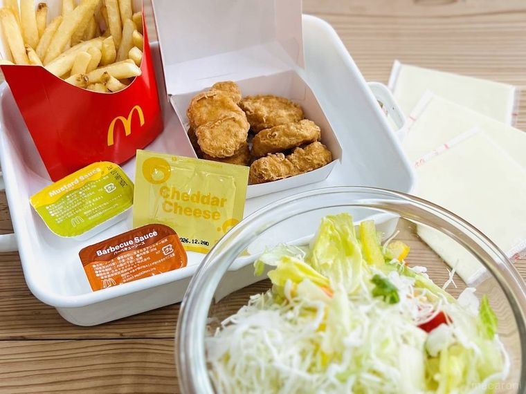 マックフライポテト、チキンマックナゲット、カットサラダ、とろけるチーズなど