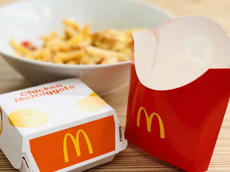 マックフライポテトとチキンマックナゲットの空の容器