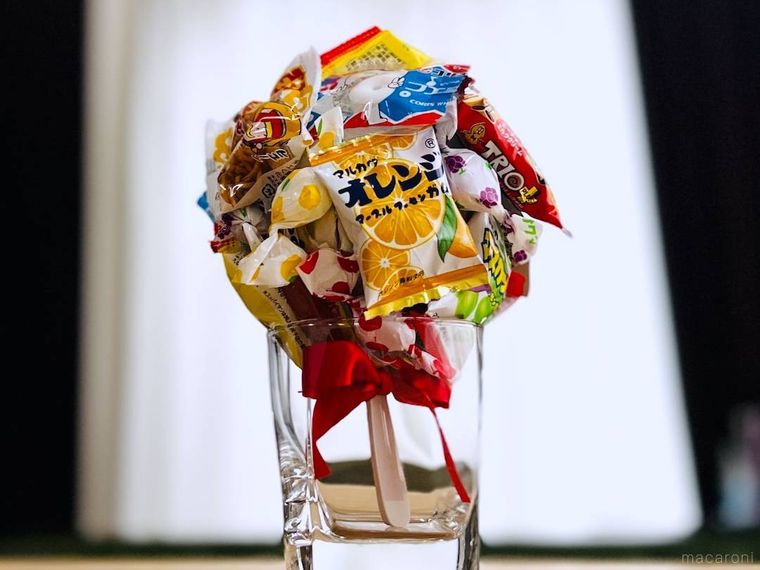 キャンディ風にラッピングしたお菓子をグラスに飾った様子