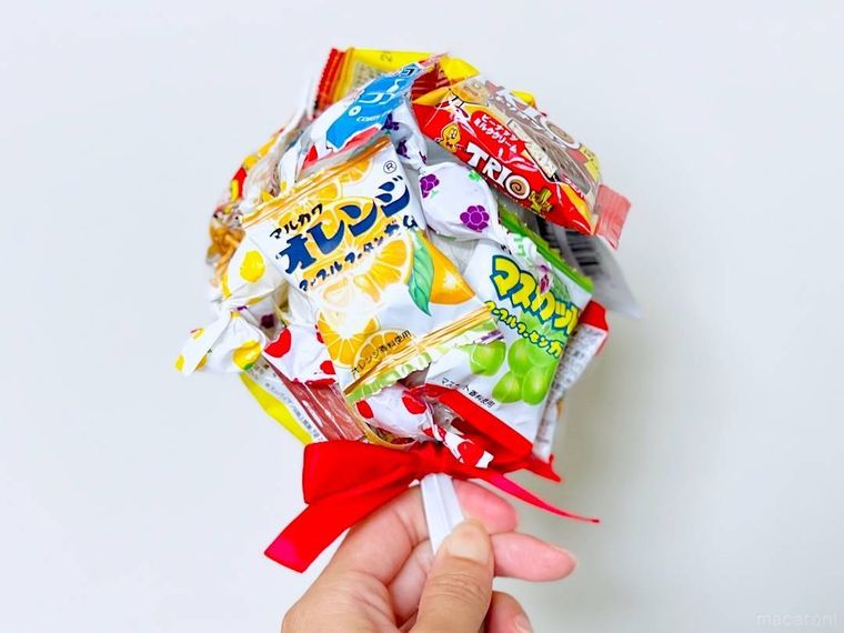 キャンディ風にラッピングしたお菓子を手で持っている様子