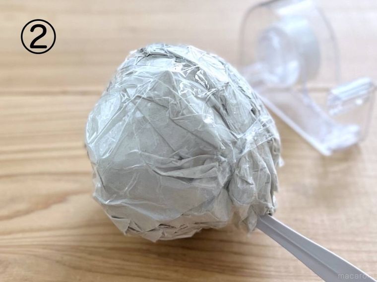 スプーンに巻き付けた紙をセロハンテープで固定した様子