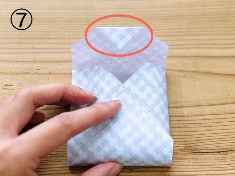 チェック柄の折り紙でお菓子を包んでいる様子