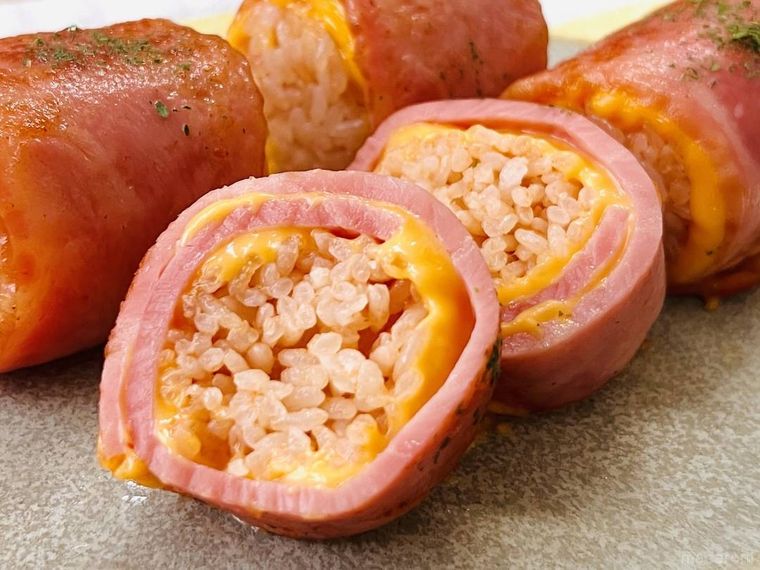 ベーコンチーズおにぎりを半分にカットした様子