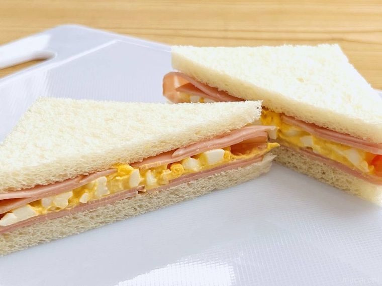 半分にカットしたハム卵サンド