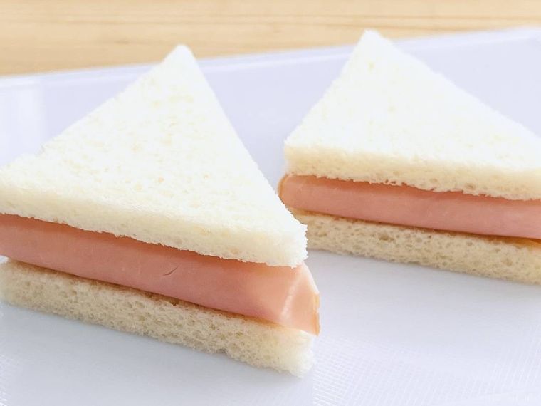 ハム卵サンドを半分に切った様子