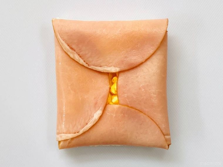 ハムで卵サラダを包んだ様子