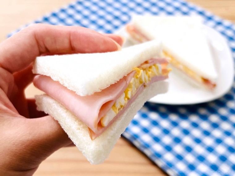 ハム卵サンドを手で持っている様子