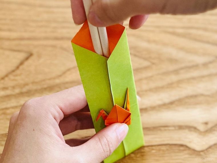 鶴の箸袋に箸を入れている様子