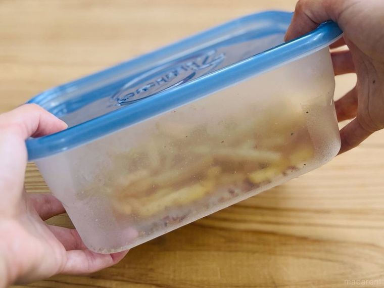 フライドポテトにカルディの梅ペペロンチーノをまぶしている様子