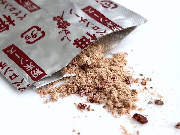梅ペペロンチーノの粉末ソースを出した様子