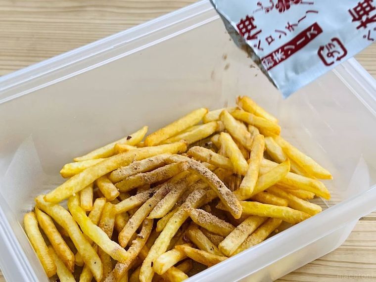 フライドポテトにカルディの梅ペペロンチーノをかけている様子