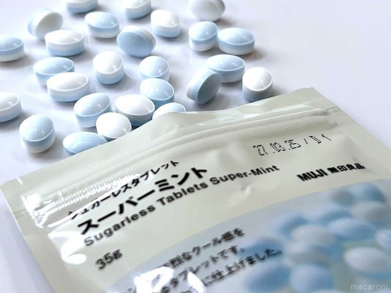 無印良品シュガーレスタブレットスーパーミントの中身を出した様子