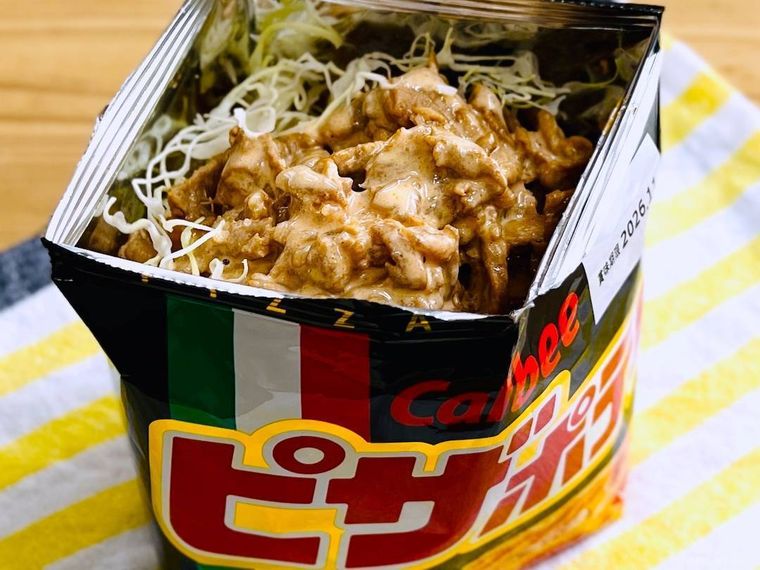 ピザポテトをケバブ風にアレンジした様子