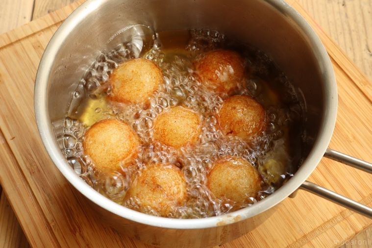 揚げている冷凍たこ焼き