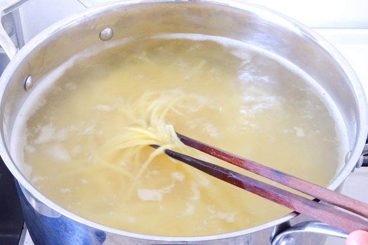 鍋の中でパスタをゆでている様子