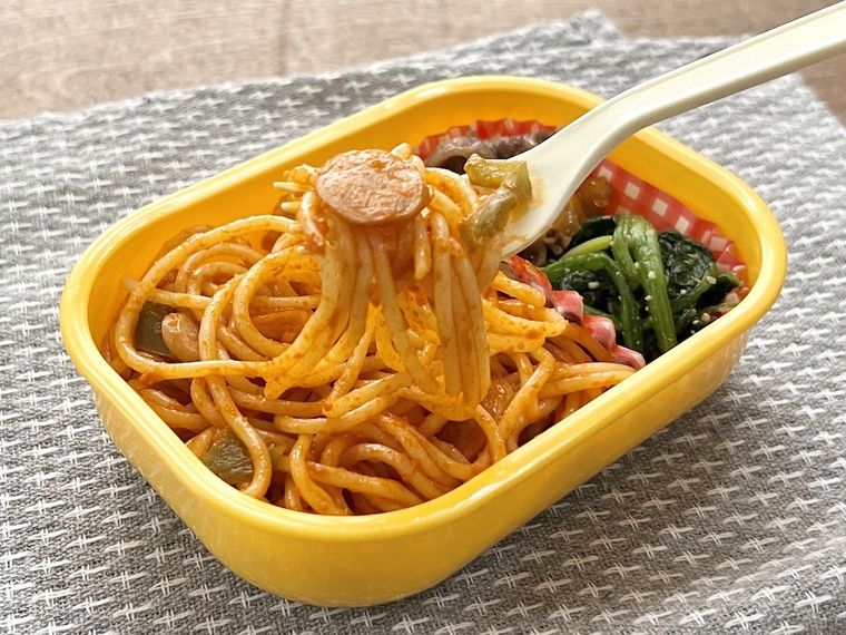 お弁当のナポリタンをフォークですくっている様子