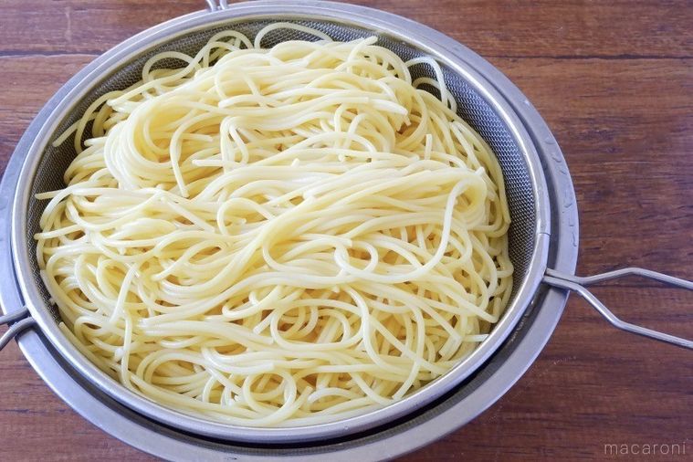 ザルに入ったゆでたパスタ