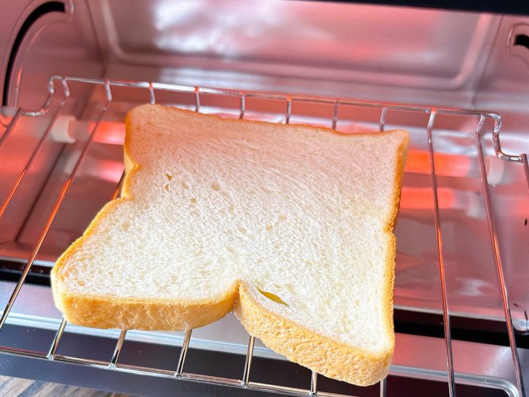 凍ったままの食パンをトースターに入れた様子
