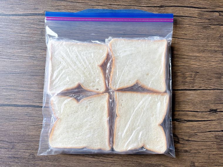ラップで包んだ食パンをフリーザーバッグに入れたもの