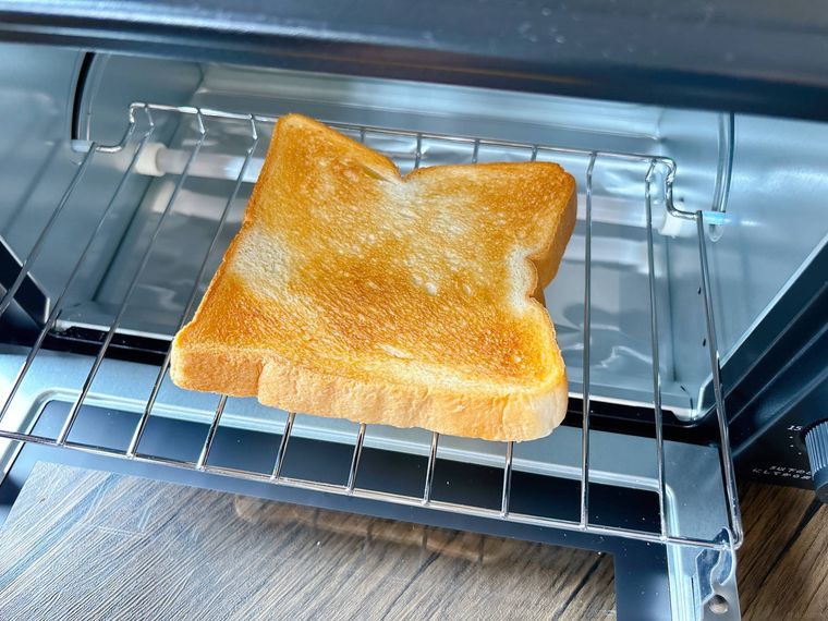 トースターで焼けた食パン