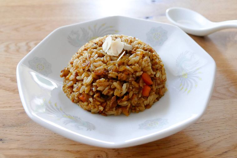 カレーチャーハンを盛り付けた中華皿