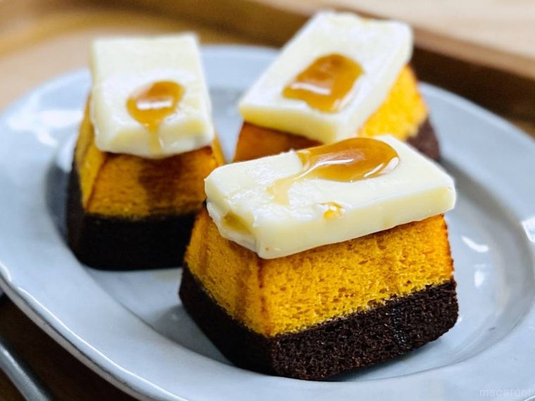 無印良品の鉄分がとれるバウム チョコオレンジにバターとメープルシロップをトッピングした様子