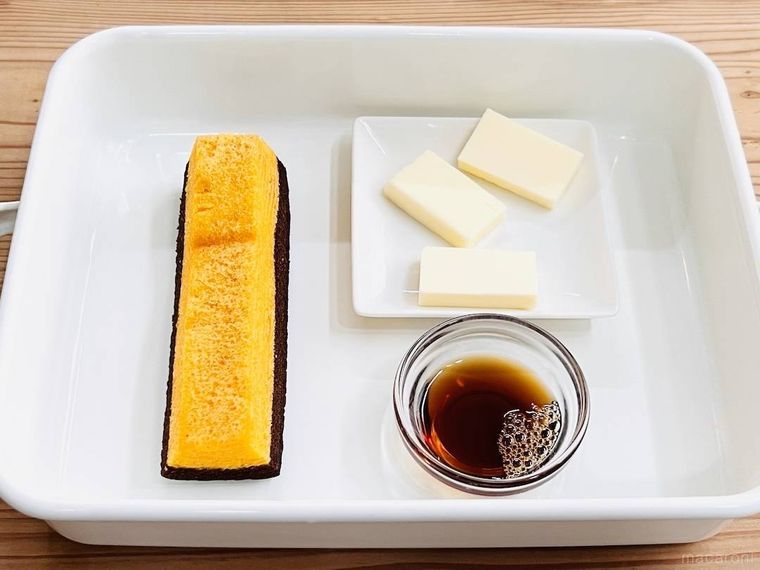 無印良品の鉄分がとれるバウム チョコオレンジ、バター、メープルシロップをバットに並べた様子