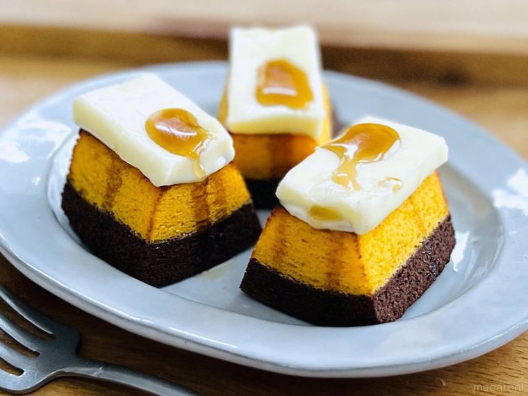 無印良品の鉄分がとれるバウム チョコオレンジにバターとメープルシロップをトッピングした様子