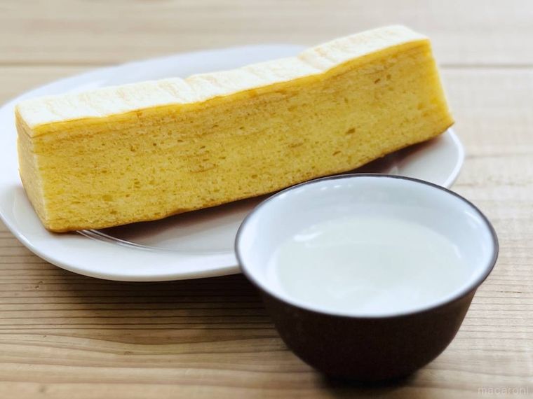日本酒とバウムクーヘンを並べた様子