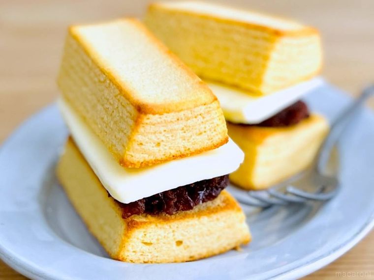 バウムクーヘンで粒あんとバターをサンドした様子