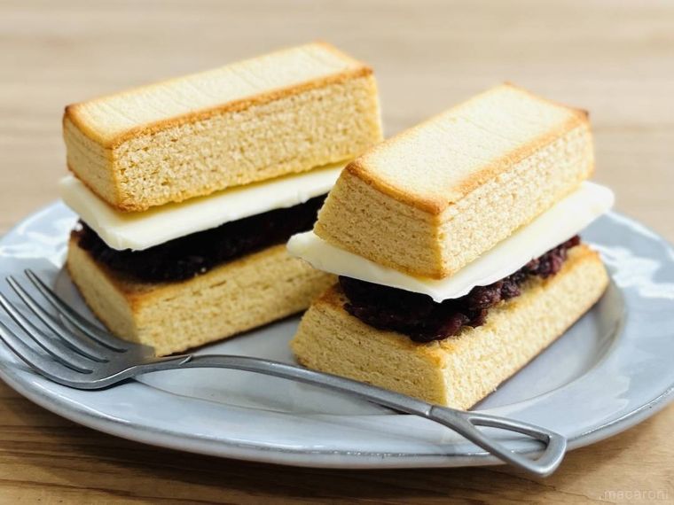 バウムクーヘンで粒あんとバターをサンドした様子