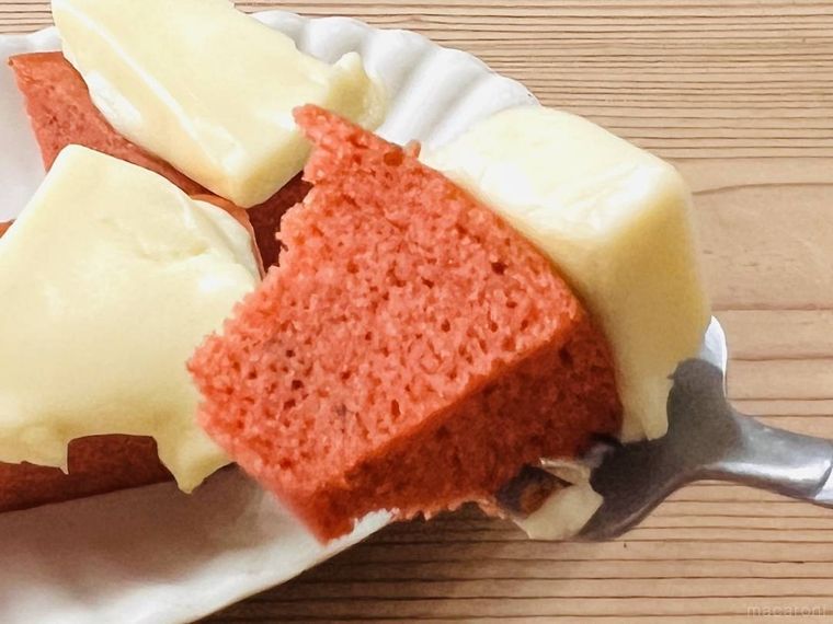6Pチーズをのせた食物繊維がとれるバウム トマトバジルをフォークですくった様子