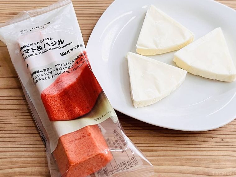 無印良品の食物繊維がとれるバウム トマトバジルと6Pチーズ3個