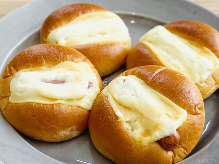 山崎製パンのミニまるごとソーセージを皿に盛り付けた様子