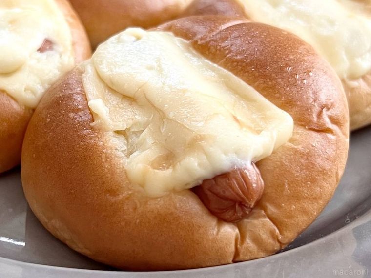 山崎製パンのミニまるごとソーセージを皿に盛り付けた様子