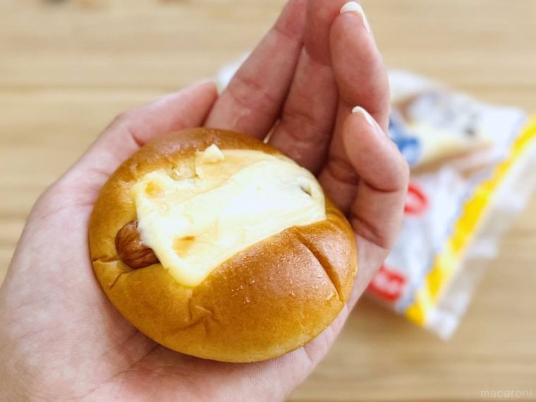 山崎製パンのミニまるごとソーセージを手のひらにのせた様子
