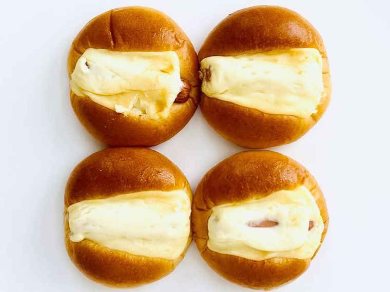 山崎製パンのミニまるごとソーセージをパッケージから出した様子