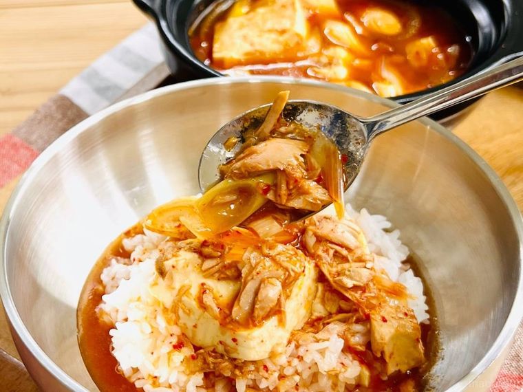 ごはんにツナチゲをかけている様子