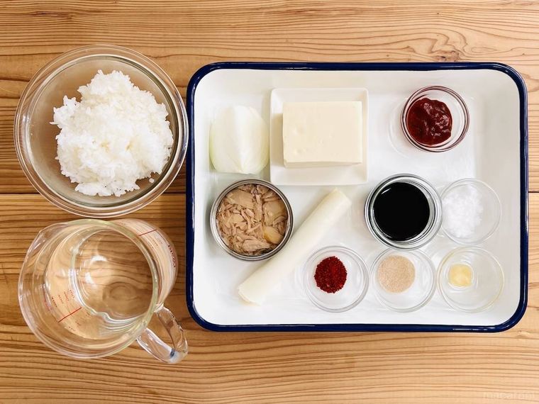 ごはん、玉ねぎ、豆腐、ツナ缶、長ねぎ、調味料、水