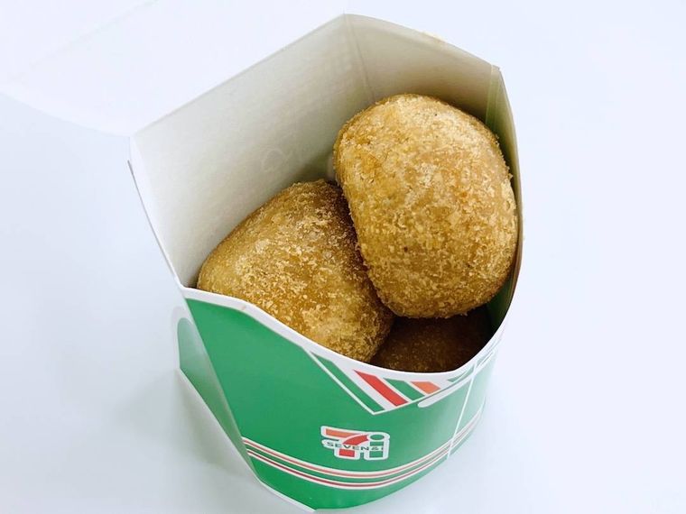 セブンイレブンのお店で揚げたカムジャチーズボール