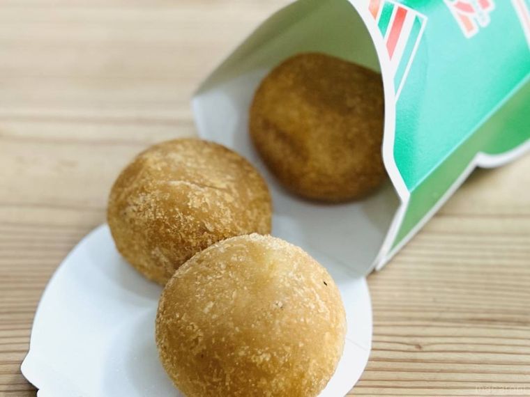 セブンイレブンのお店で揚げたカムジャチーズボールをパッケージから出した様子