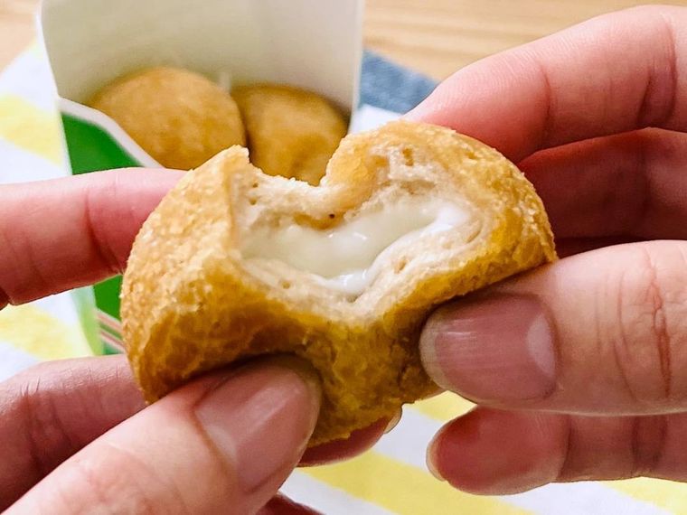 セブンイレブンのお店で揚げたカムジャチーズボールを半分に割った様子