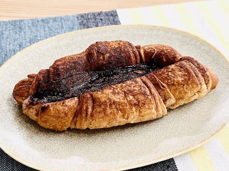 セブンイレブンの餅っと食感クロッチ チョコを皿に出した様子