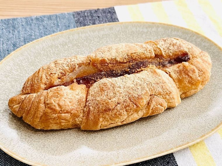 セブンイレブンの餅っと食感クロッチ 黒蜜きなこを皿に出した様子