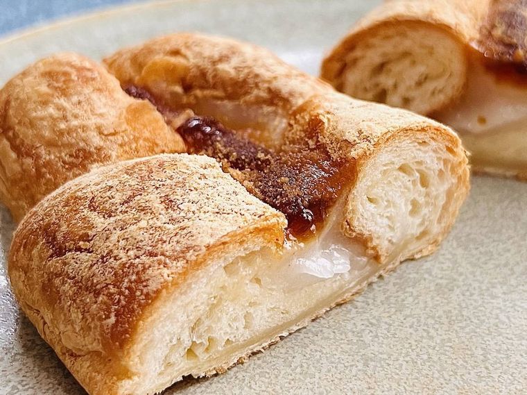セブンイレブンの餅っと食感クロッチ 黒蜜きなこを半分にカットした様子