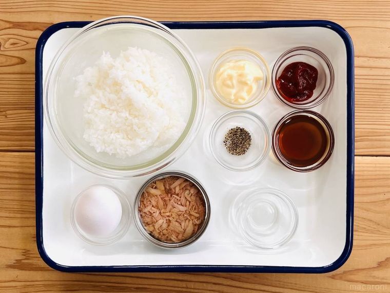 ごはん、卵、ツナ缶、調味料をバットの上に並べた様子