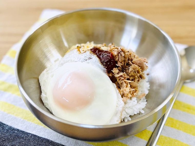 韓国食器に盛り付けたツナマヨビビンバ