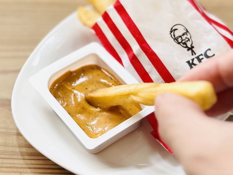 ケンタッキーのポテトをウマウマコブマヨディップソースにディップしている様子